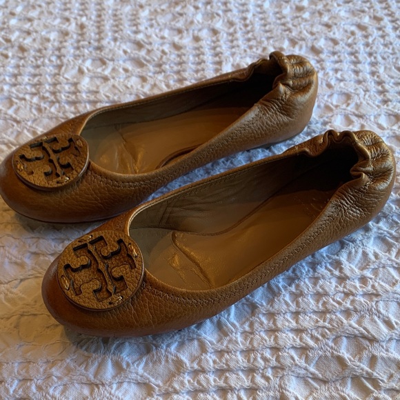 Tory Burch Teva Tumbled Leather Flats with Logo - Picture 13 of 16